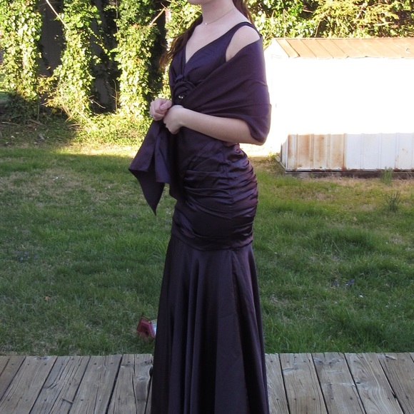 Plum mermaid bridesmaid gown with shawl - Picture 4 of 4